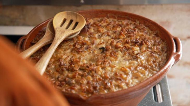 Un cassoulet cuit dans une cassole
